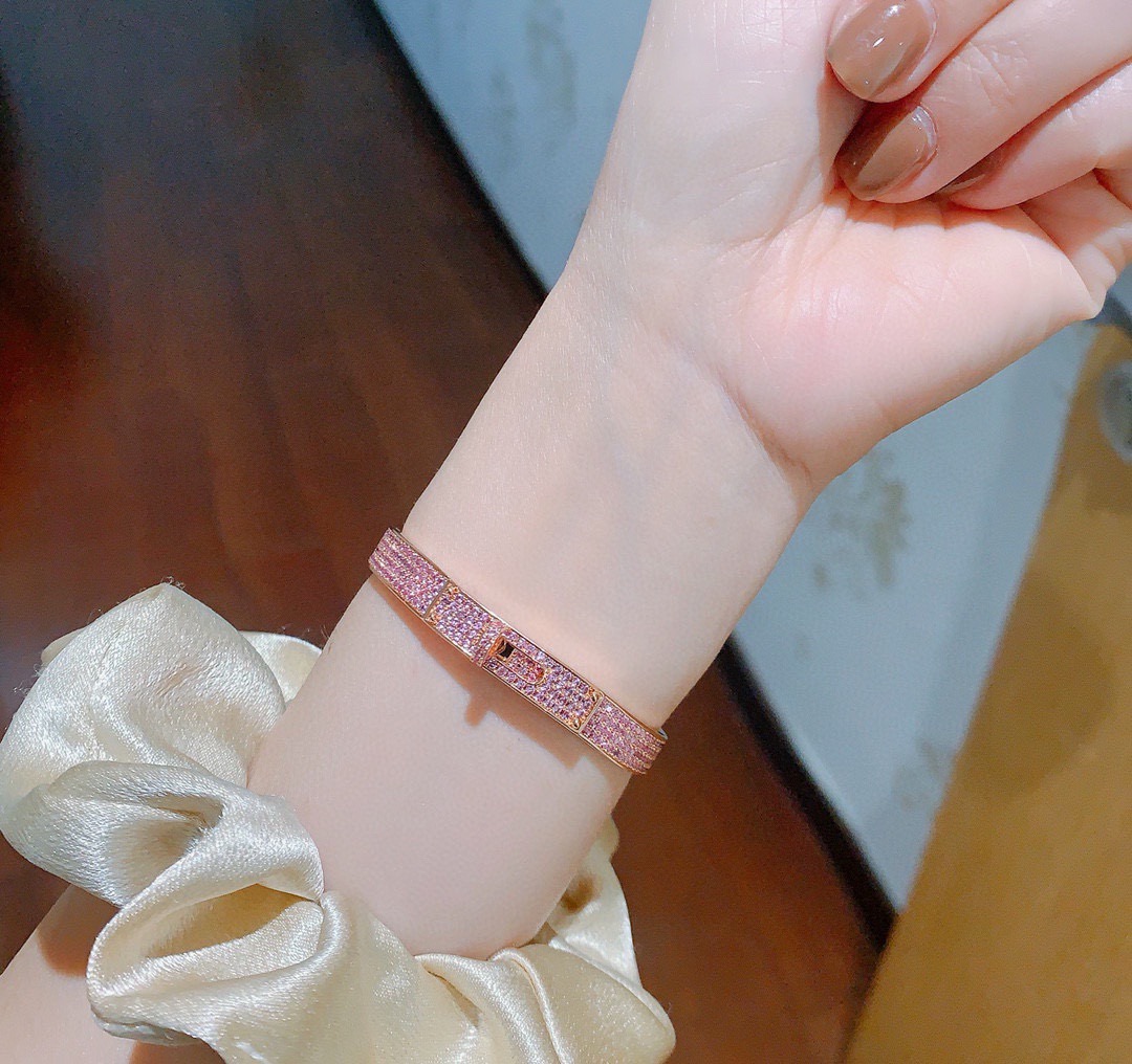 Bracciale Hermes Kelly in metallo color oro rosa con pavé di pietre preziose rosa, circonferenza interna di 17 cm