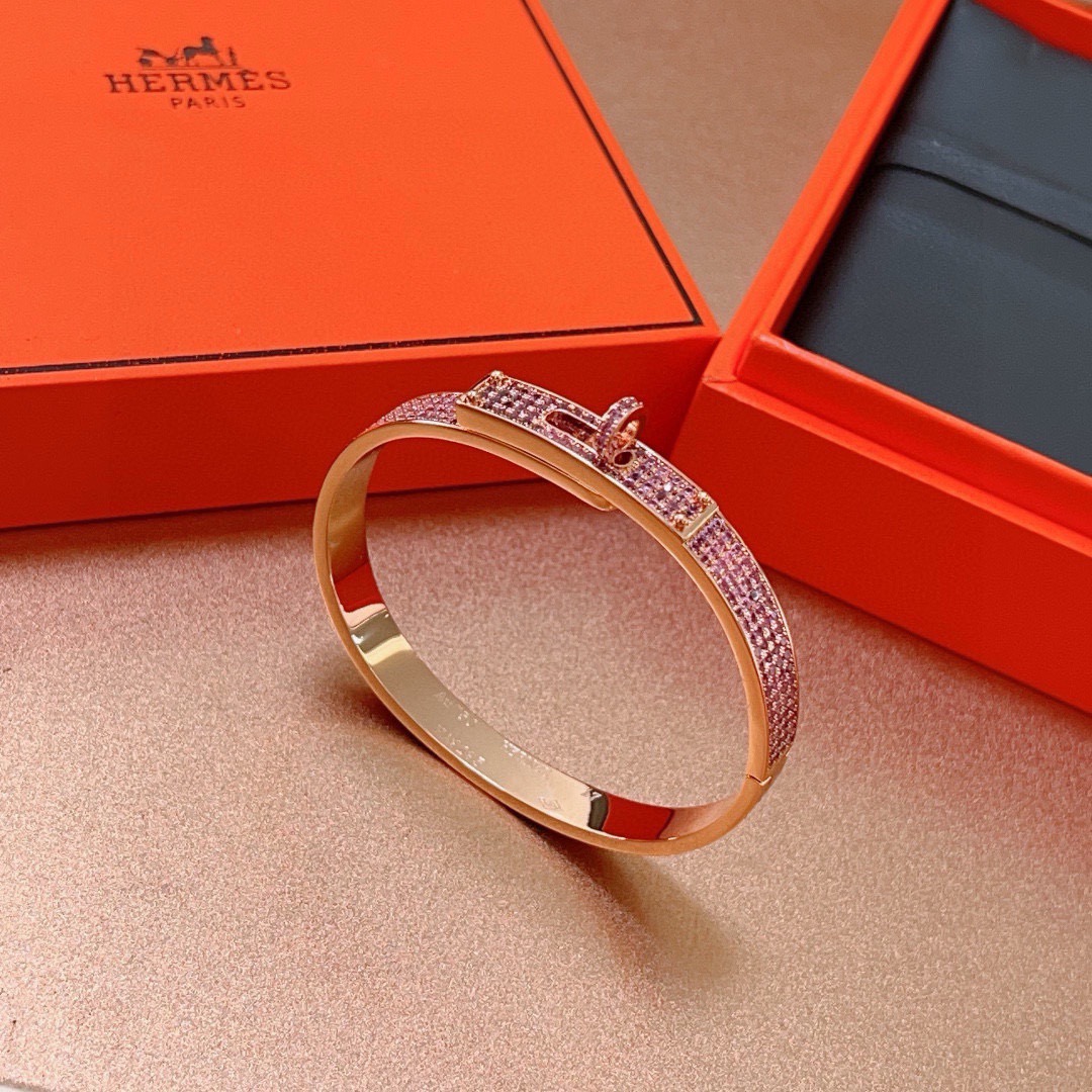 Bracciale Hermes Kelly in metallo color oro rosa con pavé di pietre preziose rosa, circonferenza interna di 17 cm