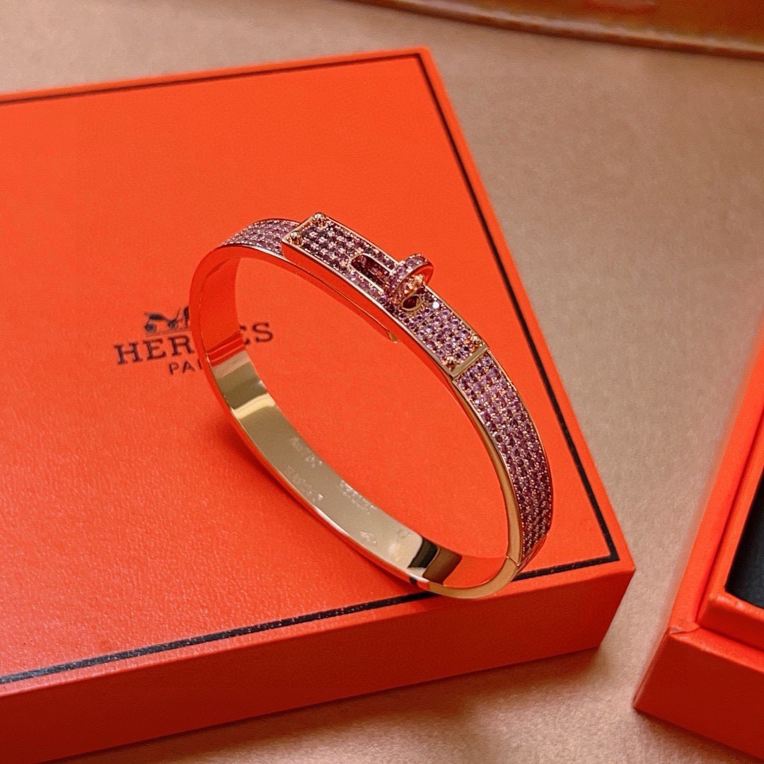 Bracciale Hermes Kelly in metallo color oro rosa con pavé di pietre preziose rosa, circonferenza interna di 17 cm