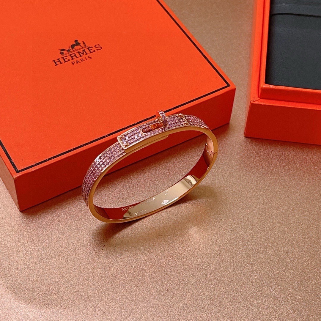 Bracciale Hermes Kelly in metallo color oro rosa con pavé di pietre preziose rosa, circonferenza interna di 17 cm