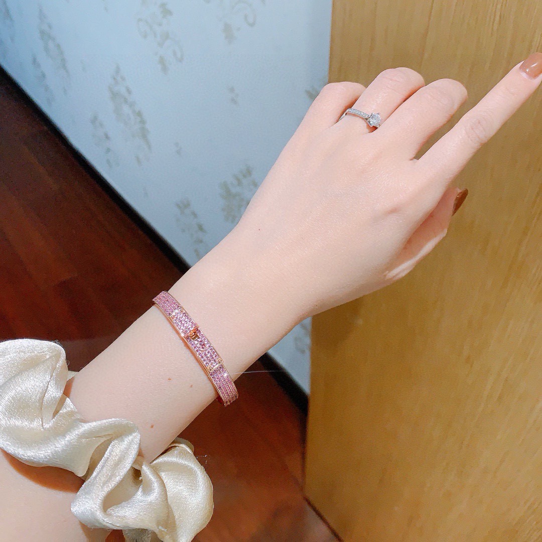 Bracciale Hermes Kelly in metallo color oro rosa con pavé di pietre preziose rosa, circonferenza interna di 17 cm