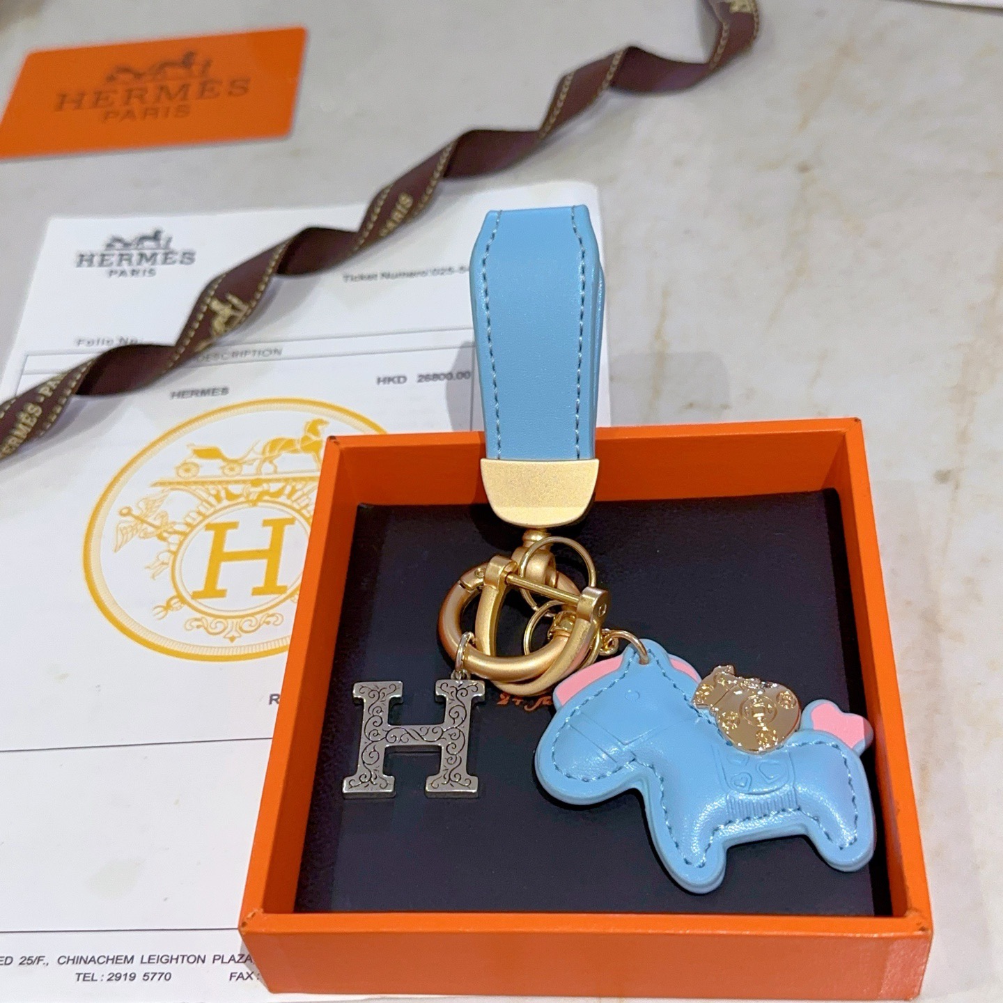 Hermes Rodeo Horse H Logo Key Charm colgante Cuero azul claro herrajes dorados mate Charm H en tono plateado Detalles decorativos en rosa 8 cm de longitud total