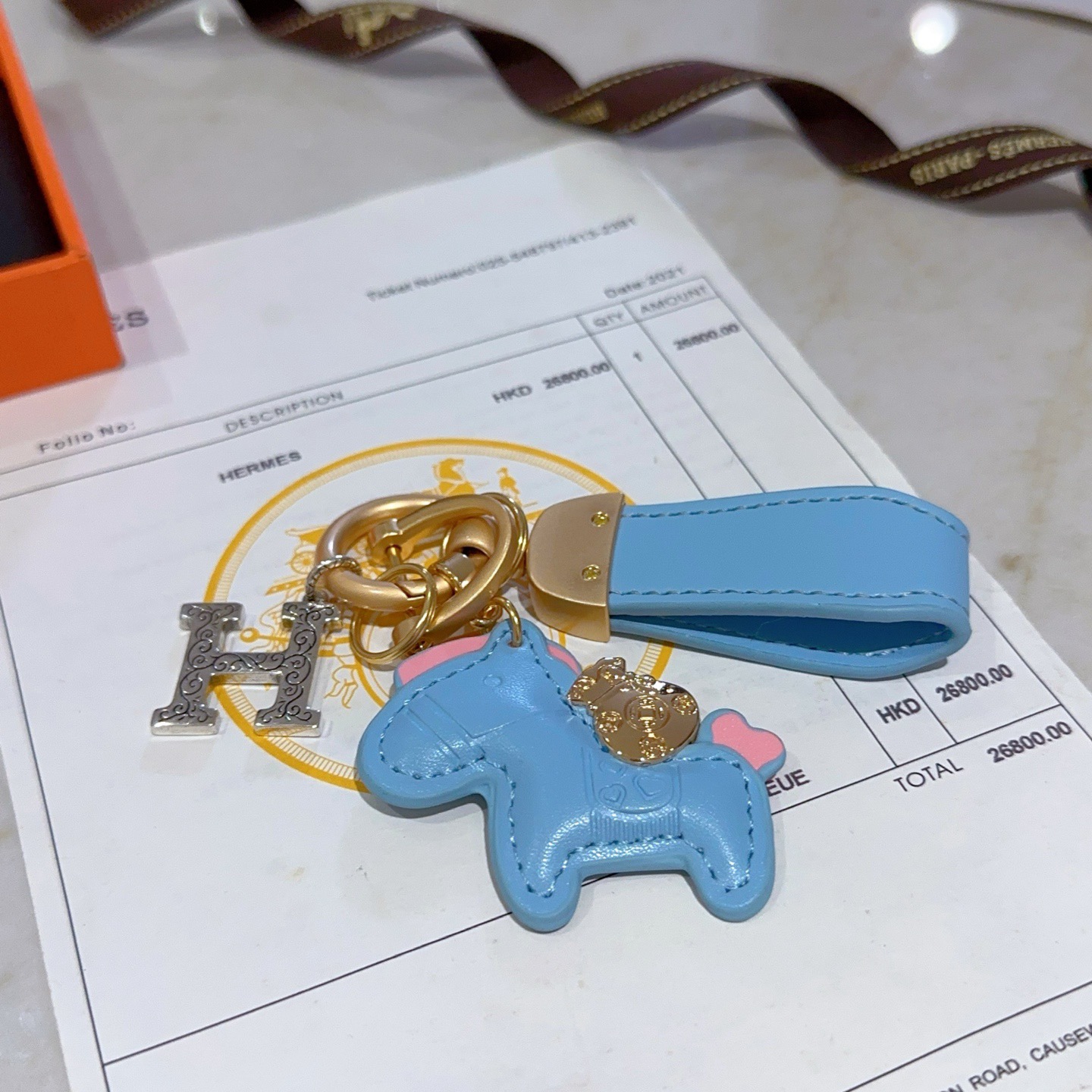 Hermes Rodeo Horse H Logo Key Charm colgante Cuero azul claro herrajes dorados mate Charm H en tono plateado Detalles decorativos en rosa 8 cm de longitud total