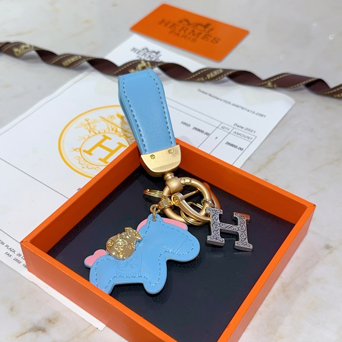 Hermes Rodeo Horse H Logo Key Charm colgante Cuero azul claro herrajes dorados mate Charm H en tono plateado Detalles decorativos en rosa 8 cm de longitud total