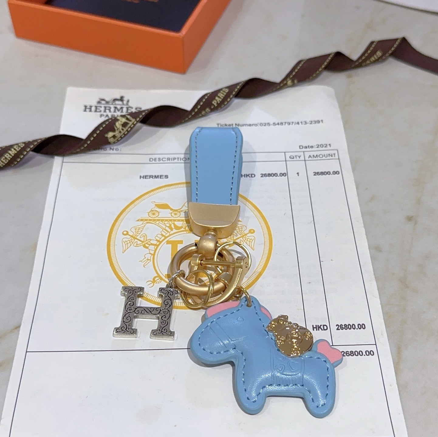 Hermes Rodeo Horse H Logo Key Charm colgante Cuero azul claro herrajes dorados mate Charm H en tono plateado Detalles decorativos en rosa 8 cm de longitud total