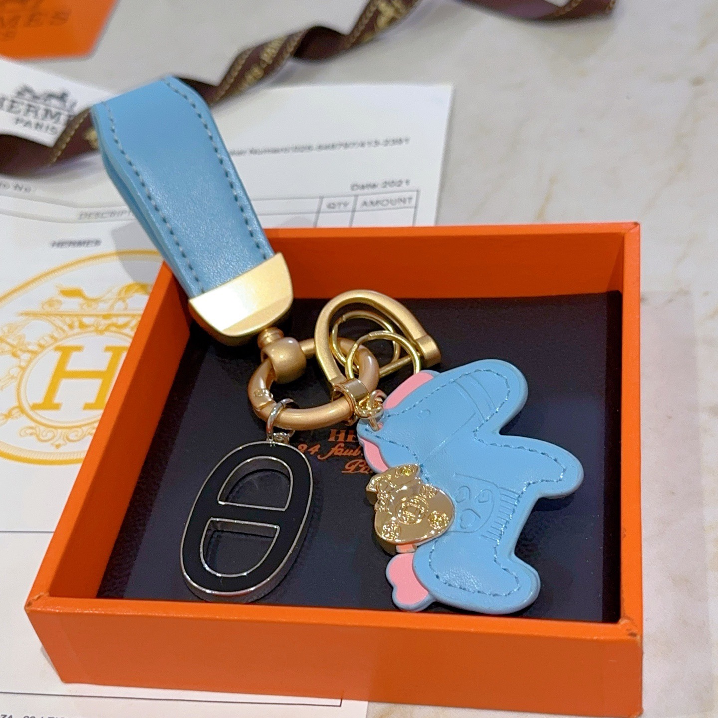 Ciondolo portachiavi Hermes Rodeo Horse Charm Pelle azzurra con accenti rosa hardware oro opaco nero e argento Ciondolo Chaine d Ancre 10 cm di lunghezza totale