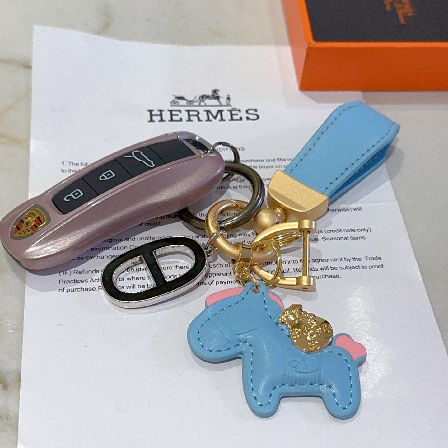 Ciondolo portachiavi Hermes Rodeo Horse Charm Pelle azzurra con accenti rosa hardware oro opaco nero e argento Ciondolo Chaine d Ancre 10 cm di lunghezza totale