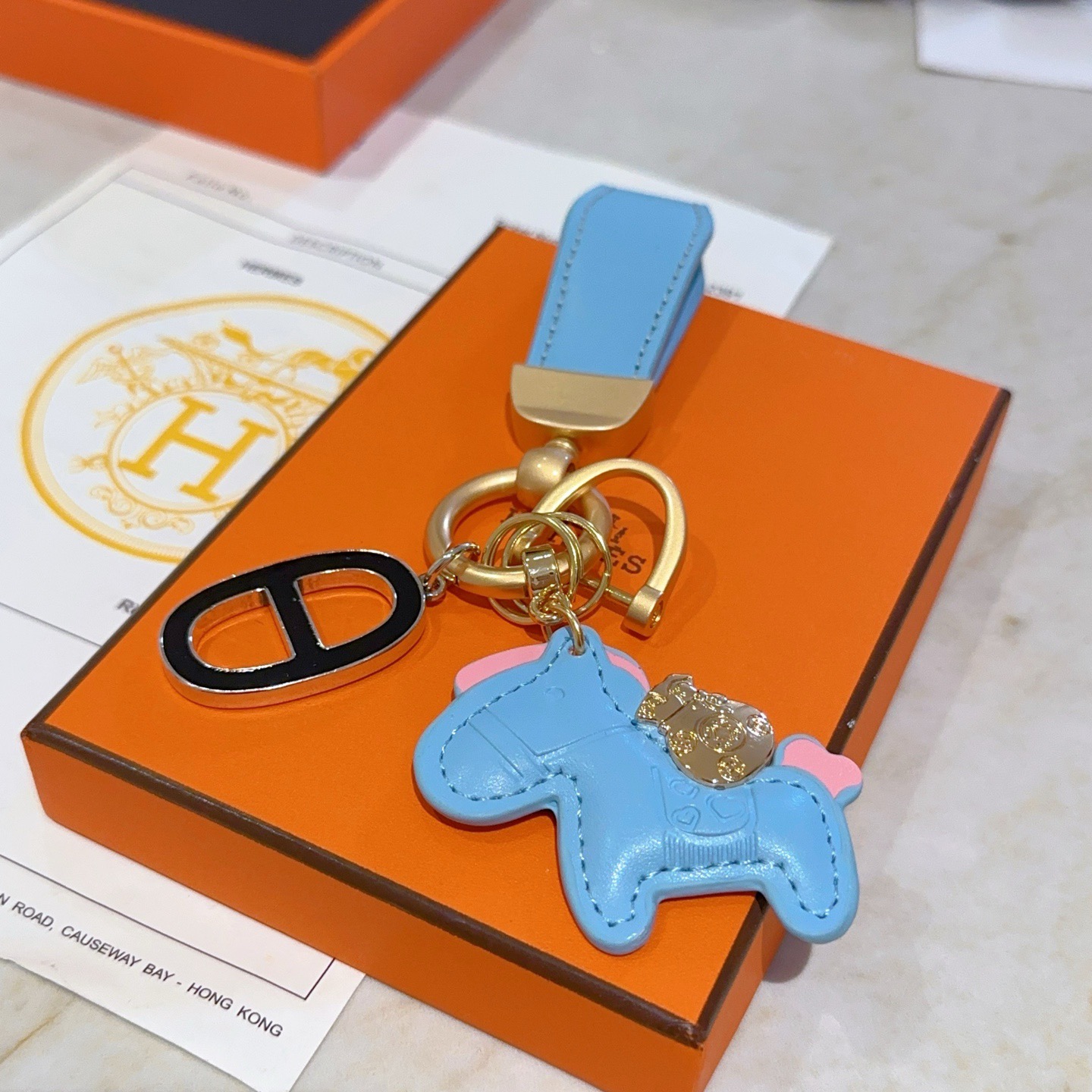 Ciondolo portachiavi Hermes Rodeo Horse Charm Pelle azzurra con accenti rosa hardware oro opaco nero e argento Ciondolo Chaine d Ancre 10 cm di lunghezza totale