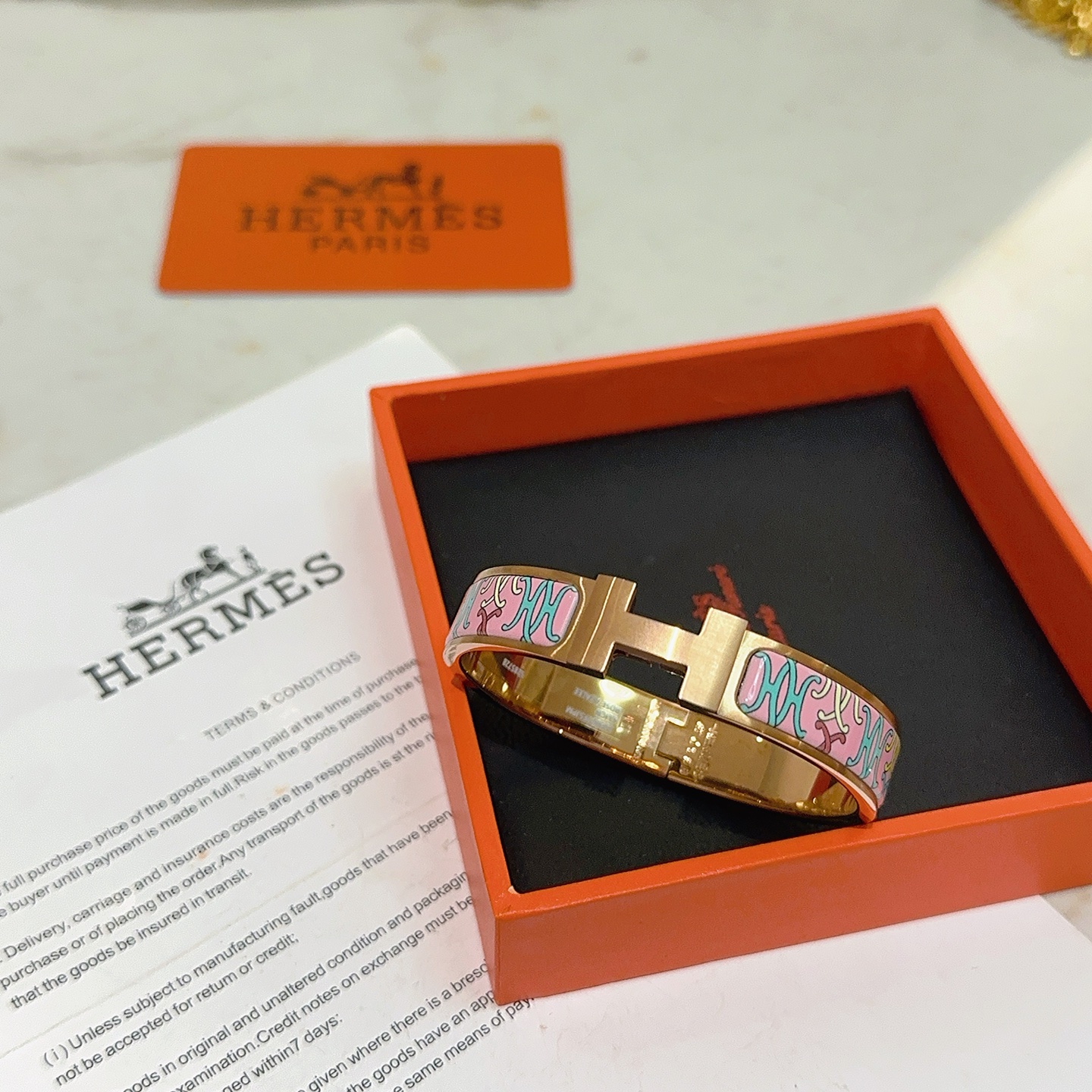 Bracciale Hermes Clic H in metallo oro rosa con smalto rosa con motivi decorativi turchesi e bianchi 17