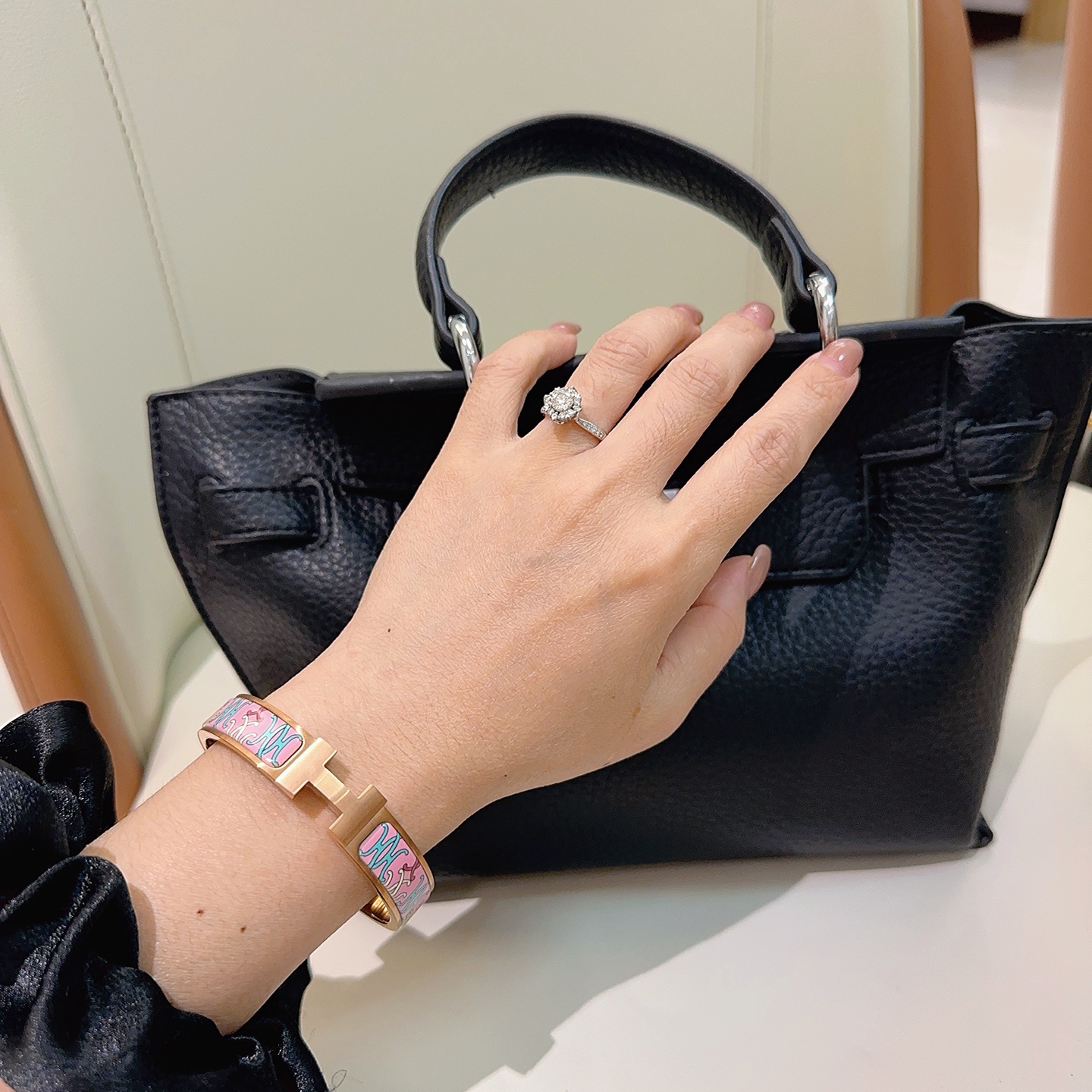 Bracciale Hermes Clic H in metallo oro rosa con smalto rosa con motivi decorativi turchesi e bianchi 17