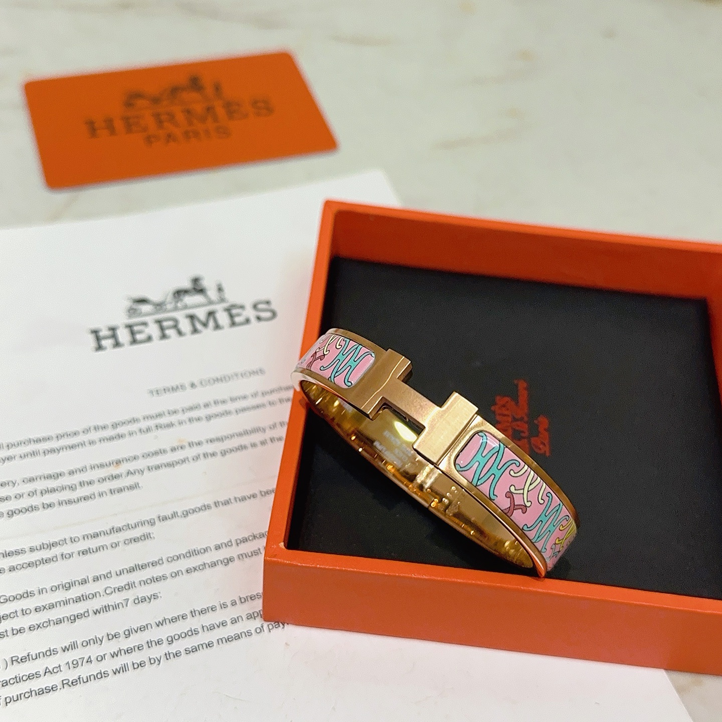 Bracciale Hermes Clic H in metallo oro rosa con smalto rosa con motivi decorativi turchesi e bianchi 17
