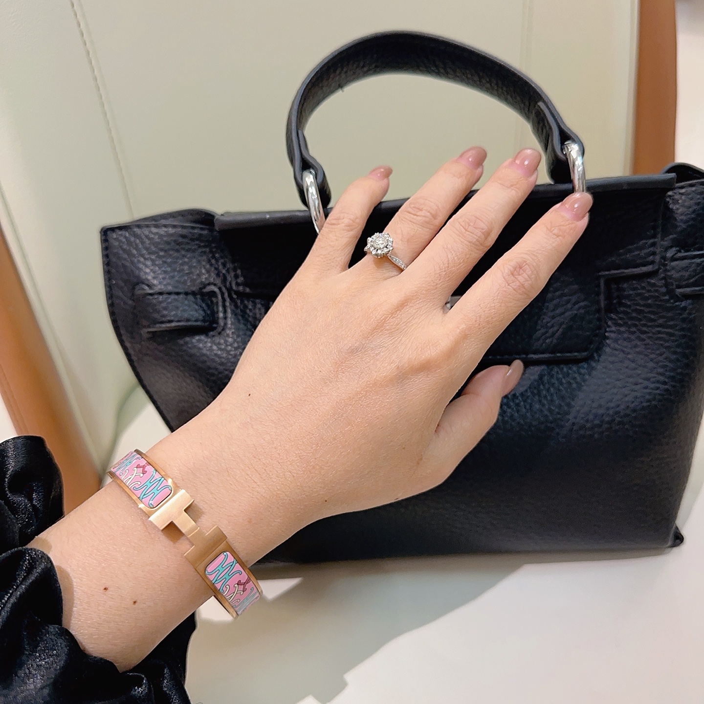 Bracciale Hermes Clic H in metallo oro rosa con smalto rosa con motivi decorativi turchesi e bianchi 17