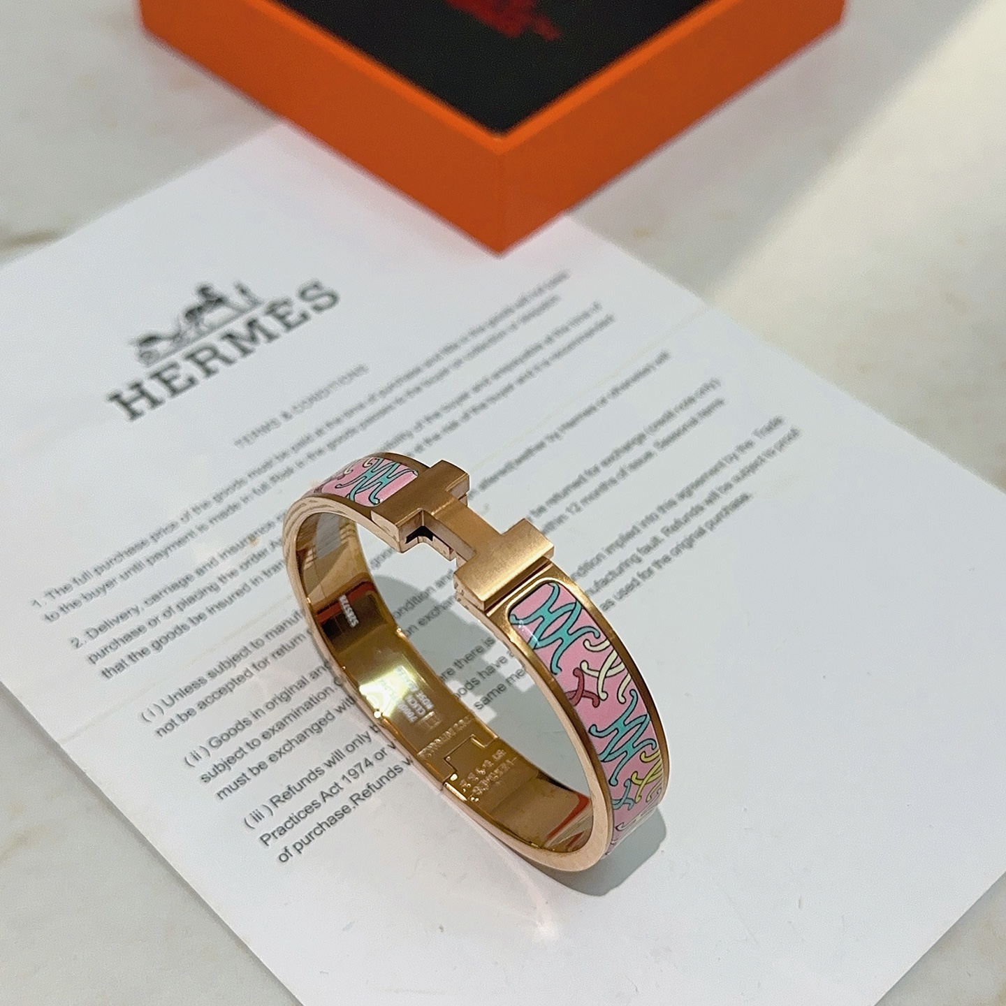 Bracciale Hermes Clic H in metallo oro rosa con smalto rosa con motivi decorativi turchesi e bianchi 17