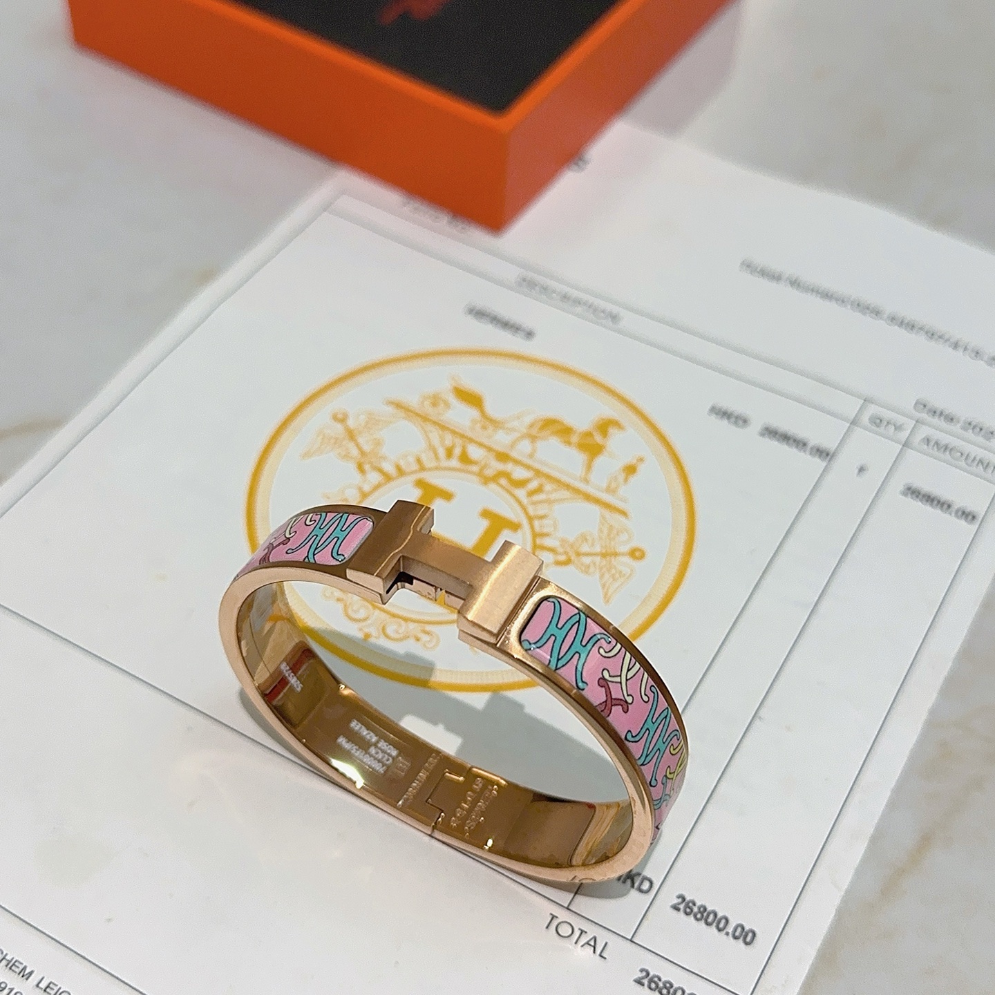 Bracciale Hermes Clic H in metallo oro rosa con smalto rosa con motivi decorativi turchesi e bianchi 17