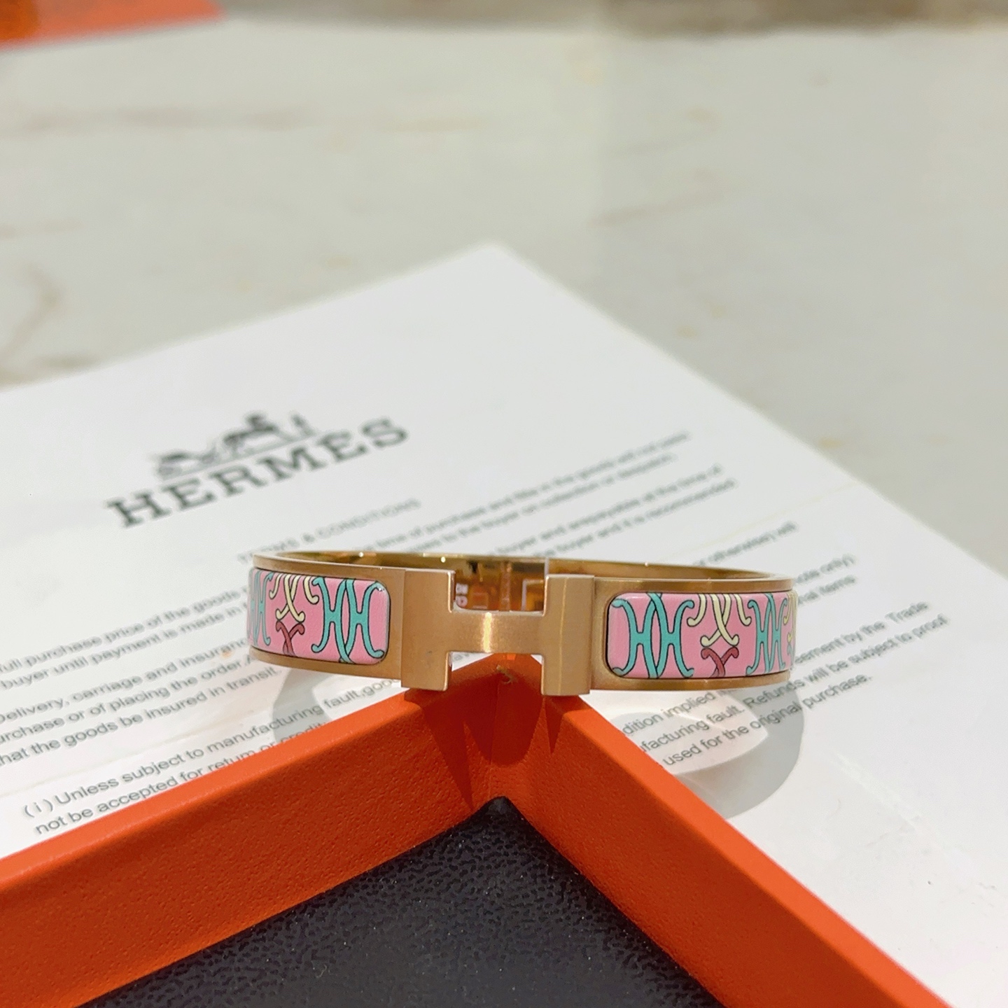 Bracciale Hermes Clic H in metallo oro rosa con smalto rosa con motivi decorativi turchesi e bianchi 17