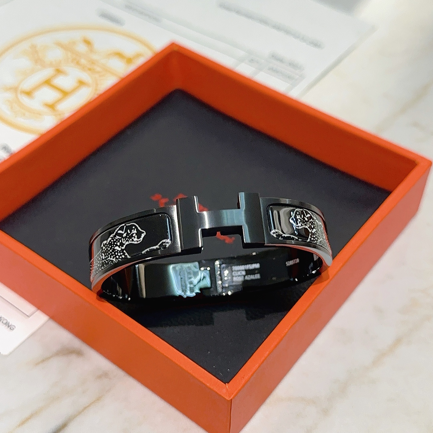 Bracciale Hermes Clic H Rose Azalee Cheetah Print Metallo nero opaco con smalto bianco stampa ghepardo smalto interno rosso 17