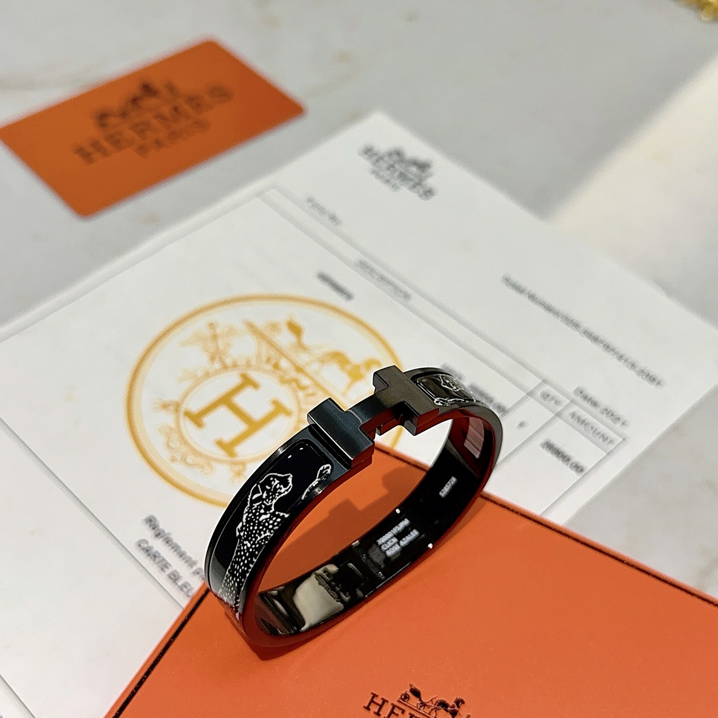 Bracciale Hermes Clic H Rose Azalee Cheetah Print Metallo nero opaco con smalto bianco stampa ghepardo smalto interno rosso 17