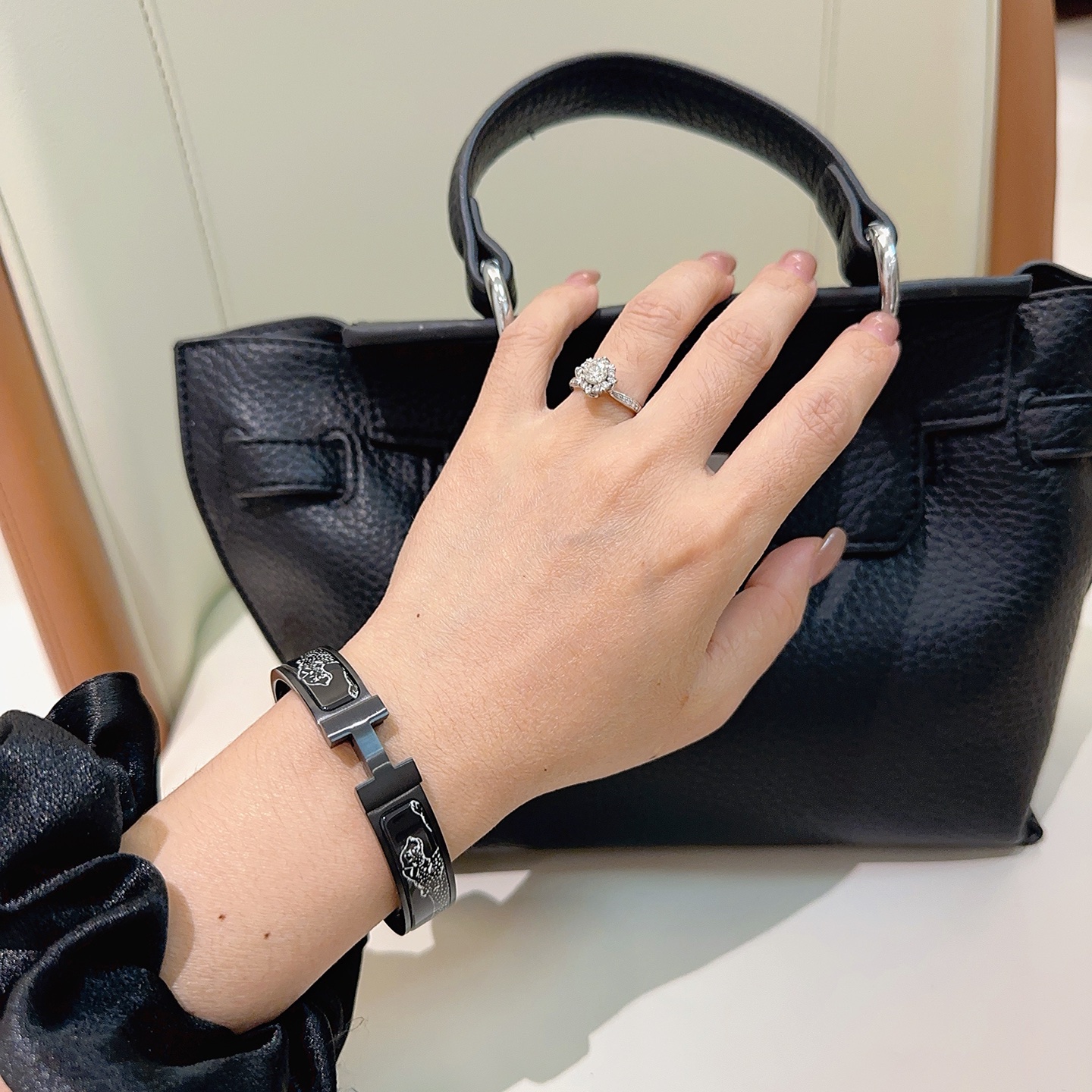 Bracciale Hermes Clic H Rose Azalee Cheetah Print Metallo nero opaco con smalto bianco stampa ghepardo smalto interno rosso 17