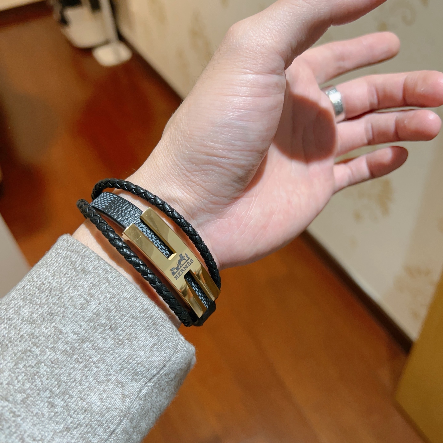 Bracciale Hermes Anger Forest in metallo color oro, pelle intrecciata nera, pelle martellata nera 20 cm