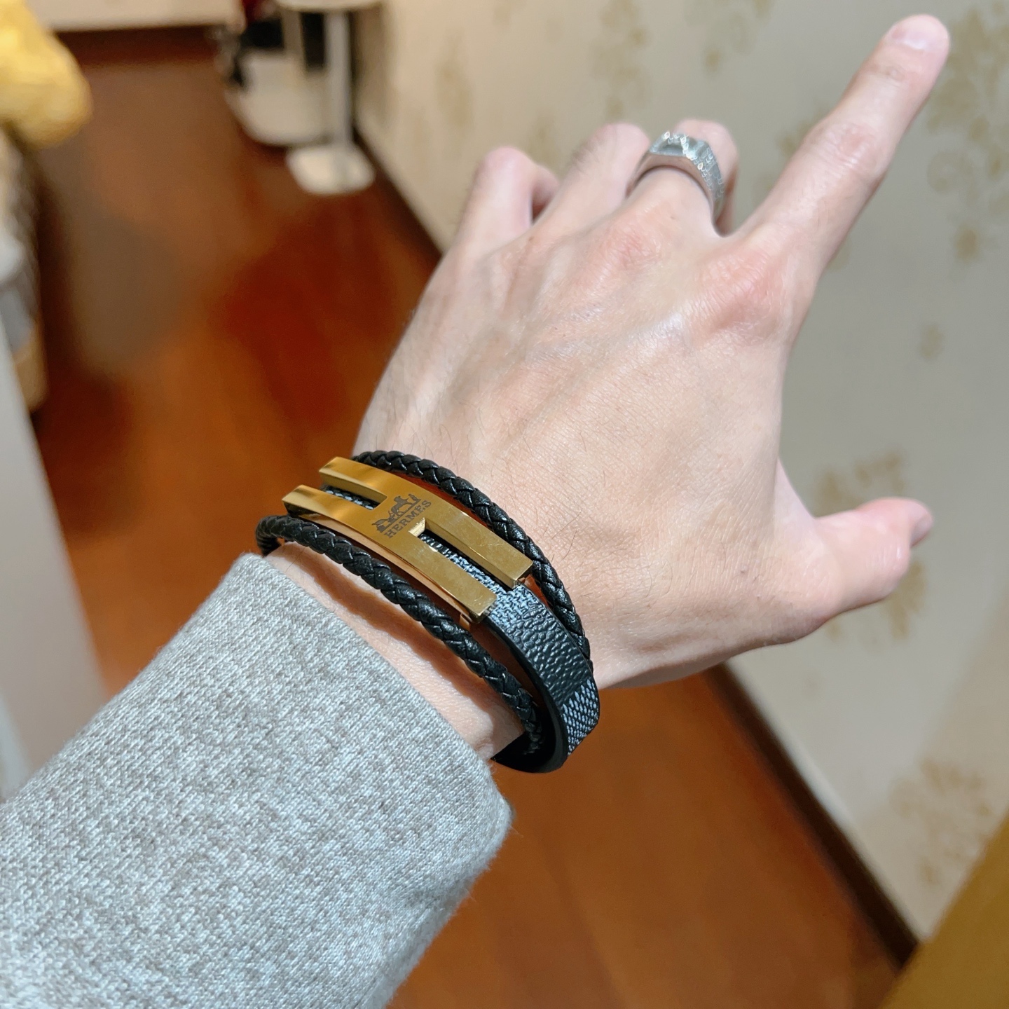 Bracciale Hermes Anger Forest in metallo color oro, pelle intrecciata nera, pelle martellata nera 20 cm