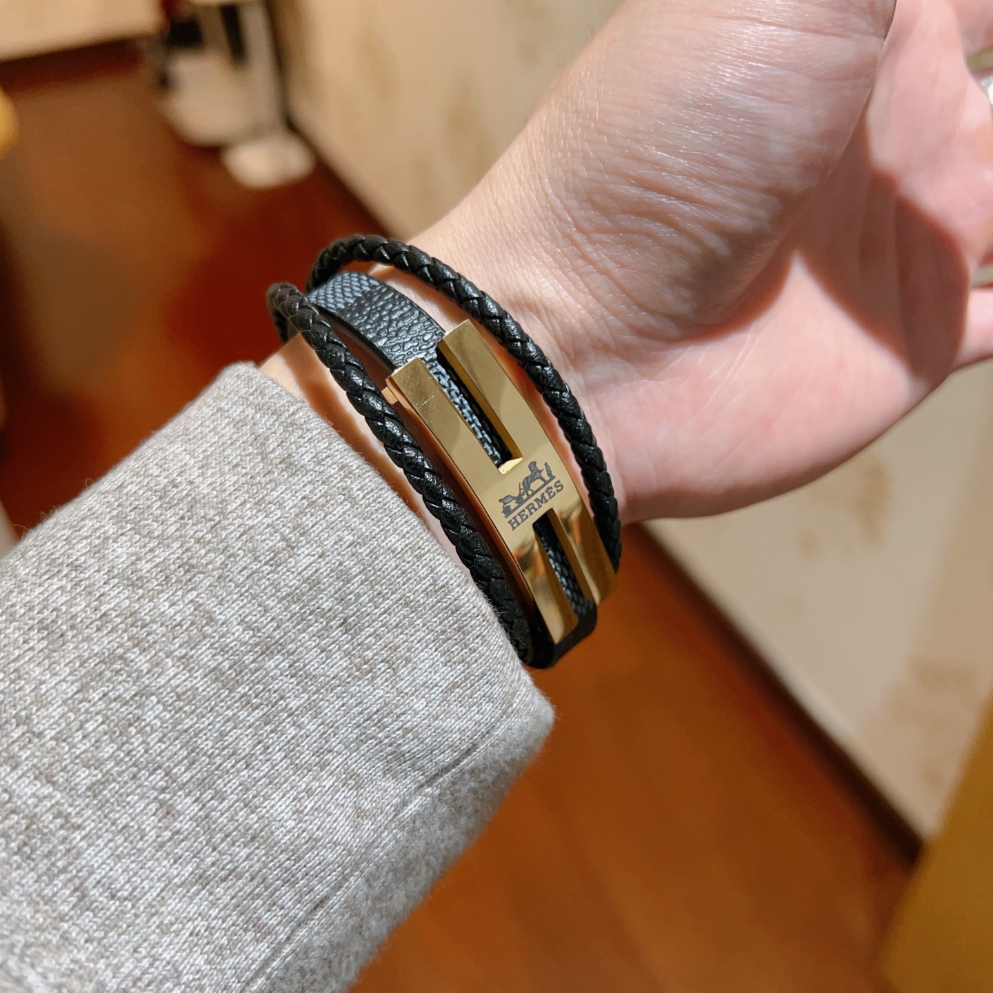 Bracciale Hermes Anger Forest in metallo color oro, pelle intrecciata nera, pelle martellata nera 20 cm