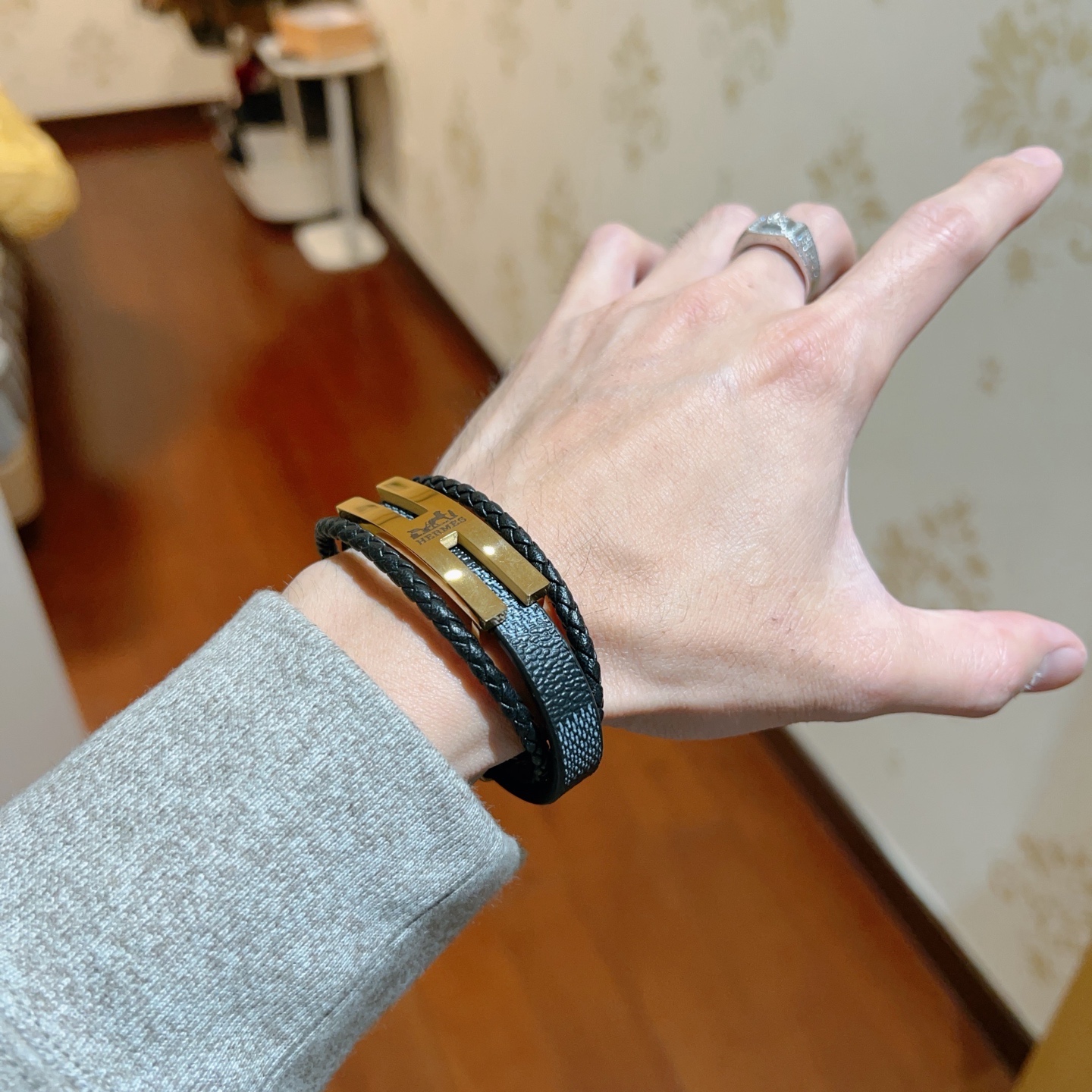 Bracciale Hermes Anger Forest in metallo color oro, pelle intrecciata nera, pelle martellata nera 20 cm