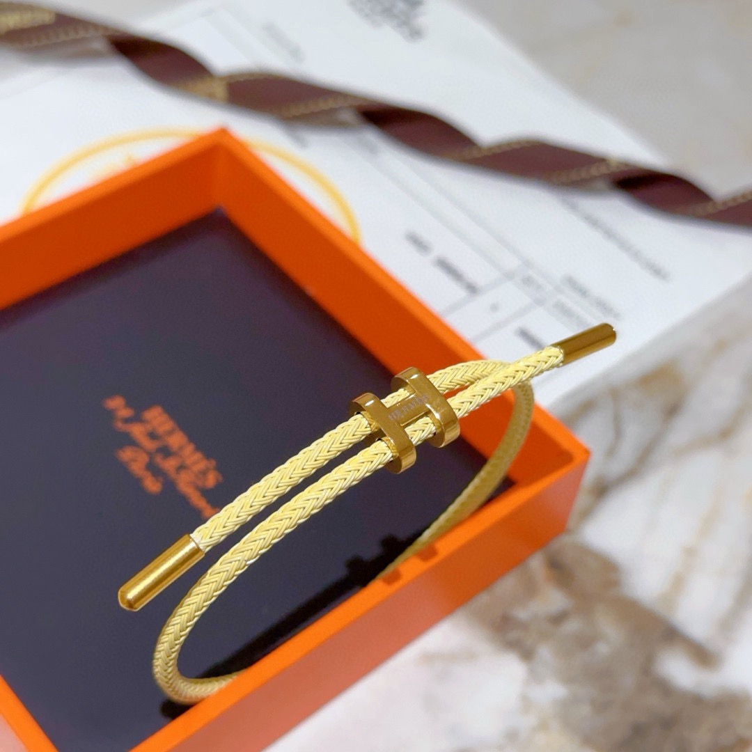 Bracciale Hermes Tournis Tresse H cordone intrecciato giallo crema hardware in metallo placcato oro cordino scorrevole regolabile adatto per polso da 15-19 cm