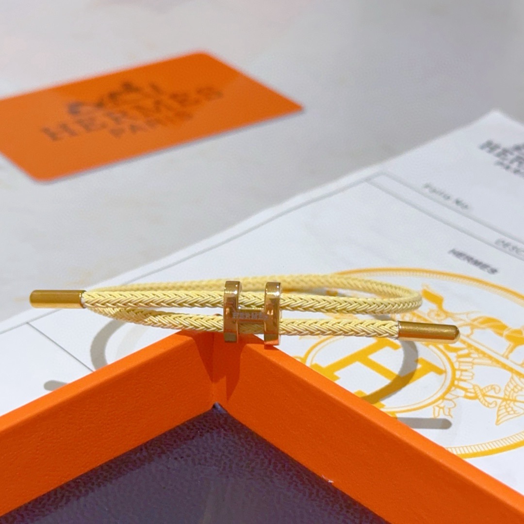 Bracciale Hermes Tournis Tresse H cordone intrecciato giallo crema hardware in metallo placcato oro cordino scorrevole regolabile adatto per polso da 15-19 cm