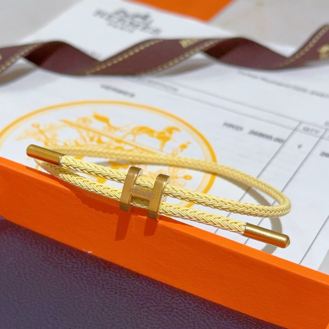 Bracciale Hermes Tournis Tresse H cordone intrecciato giallo crema hardware in metallo placcato oro cordino scorrevole regolabile adatto per polso da 15-19 cm