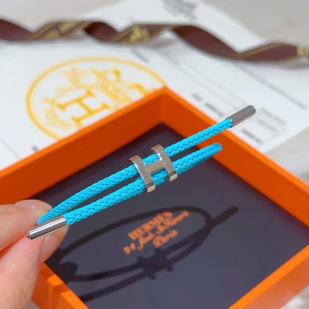 Bracciale Hermes Tournis Tresse cordone intrecciato blu turchese Hardware in metallo color argento placcato palladio nodo scorrevole regolabile adatto a polsi da 15-18 cm