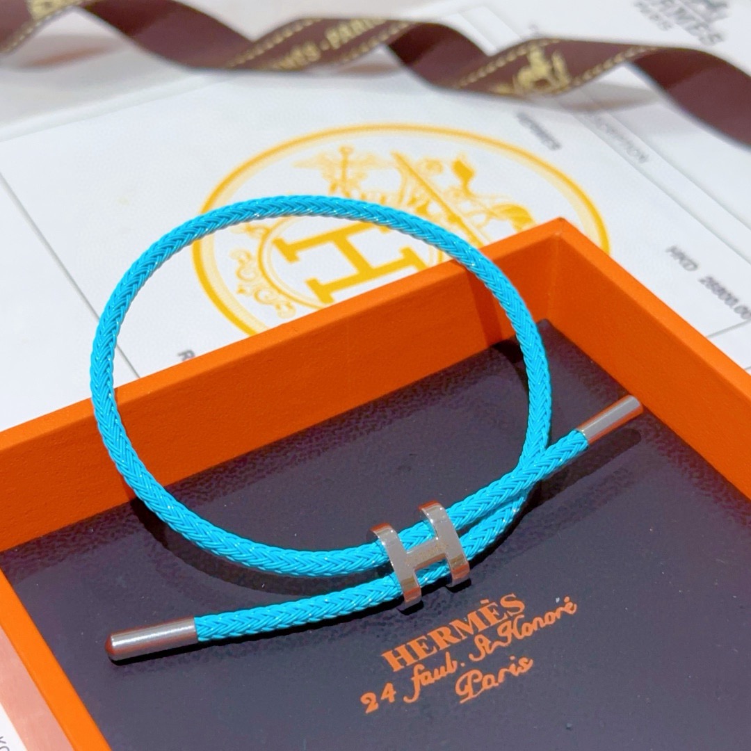 Bracciale Hermes Tournis Tresse cordone intrecciato blu turchese Hardware in metallo color argento placcato palladio nodo scorrevole regolabile adatto a polsi da 15-18 cm