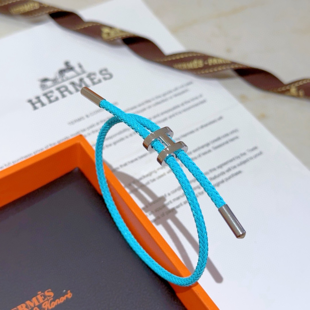 Bracciale Hermes Tournis Tresse cordone intrecciato blu turchese Hardware in metallo color argento placcato palladio nodo scorrevole regolabile adatto a polsi da 15-18 cm