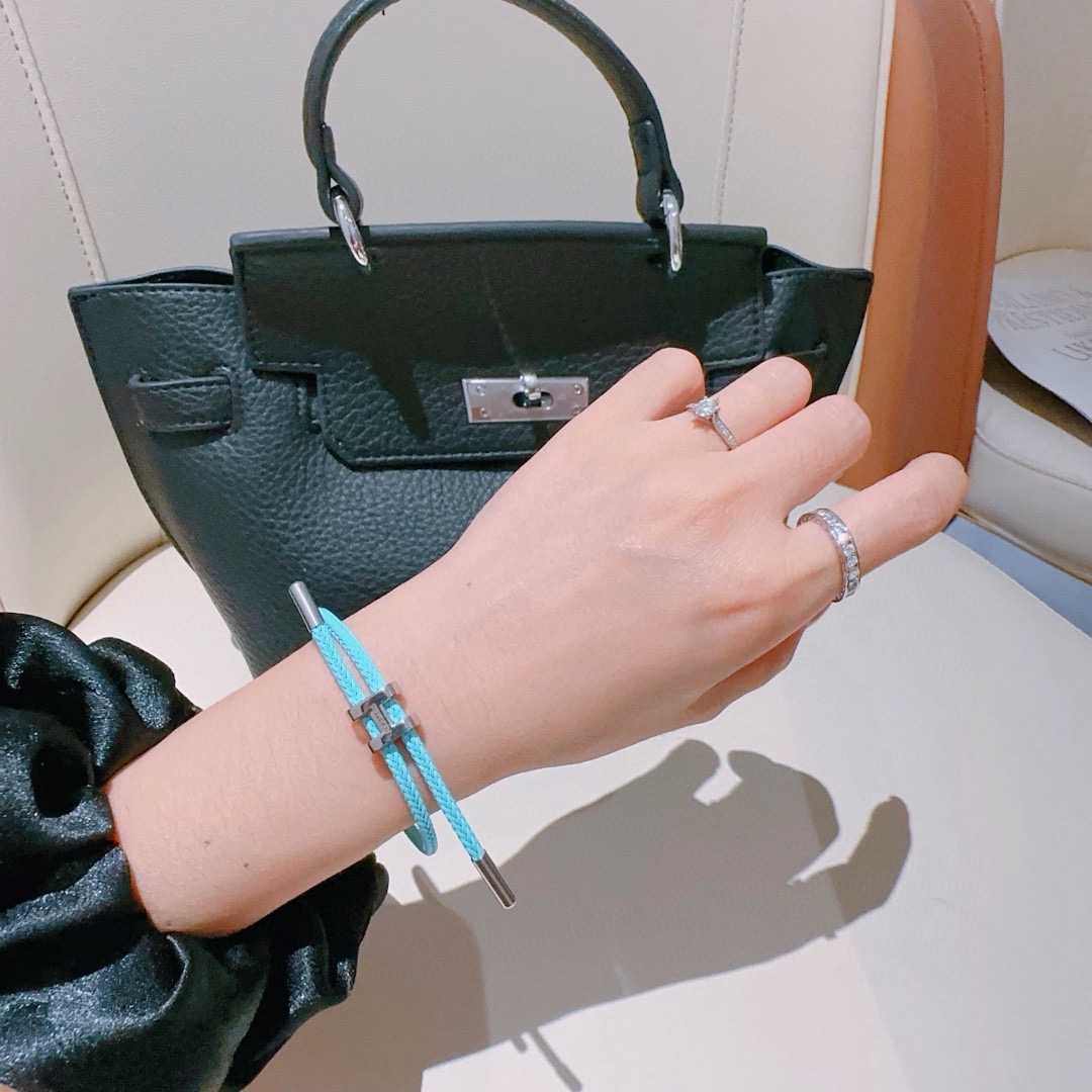 Bracciale Hermes Tournis Tresse cordone intrecciato blu turchese Hardware in metallo color argento placcato palladio nodo scorrevole regolabile adatto a polsi da 15-18 cm