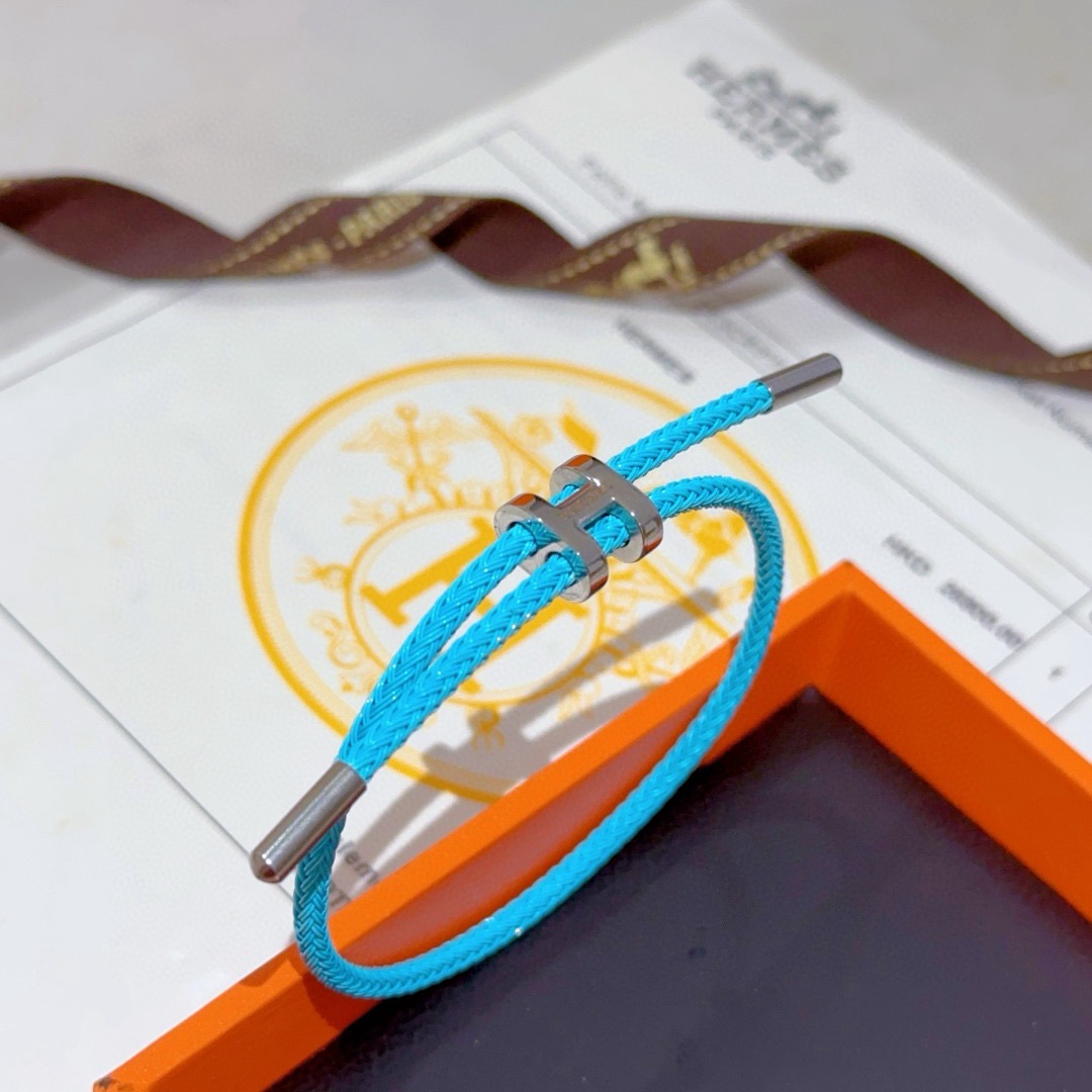 Bracciale Hermes Tournis Tresse cordone intrecciato blu turchese Hardware in metallo color argento placcato palladio nodo scorrevole regolabile adatto a polsi da 15-18 cm