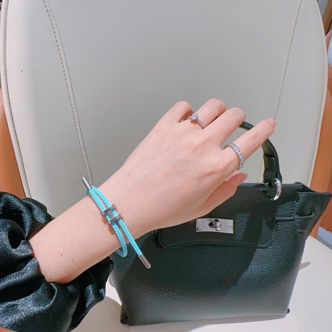 Bracciale Hermes Tournis Tresse cordone intrecciato blu turchese Hardware in metallo color argento placcato palladio nodo scorrevole regolabile adatto a polsi da 15-18 cm