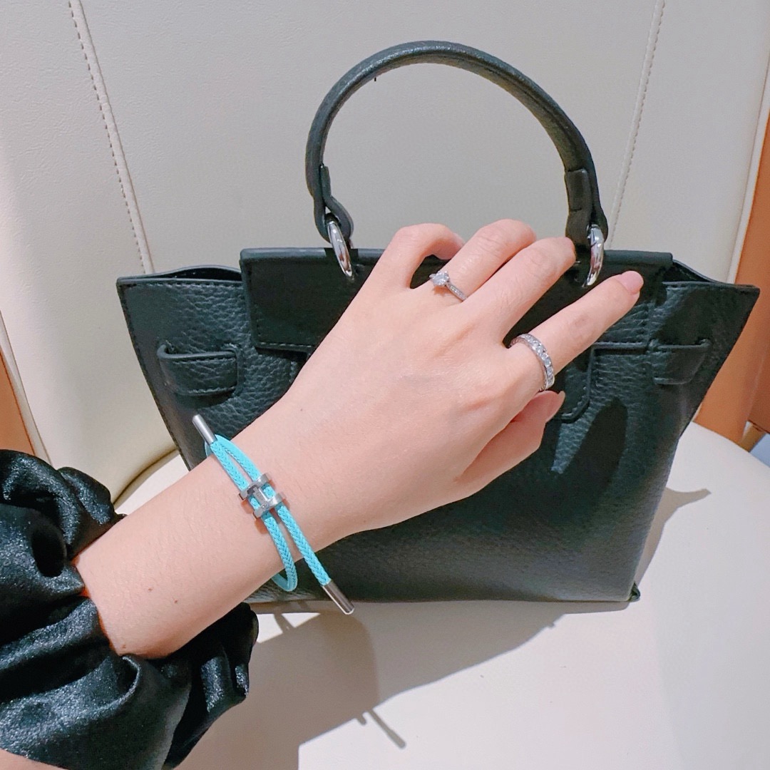 Bracciale Hermes Tournis Tresse cordone intrecciato blu turchese Hardware in metallo color argento placcato palladio nodo scorrevole regolabile adatto a polsi da 15-18 cm