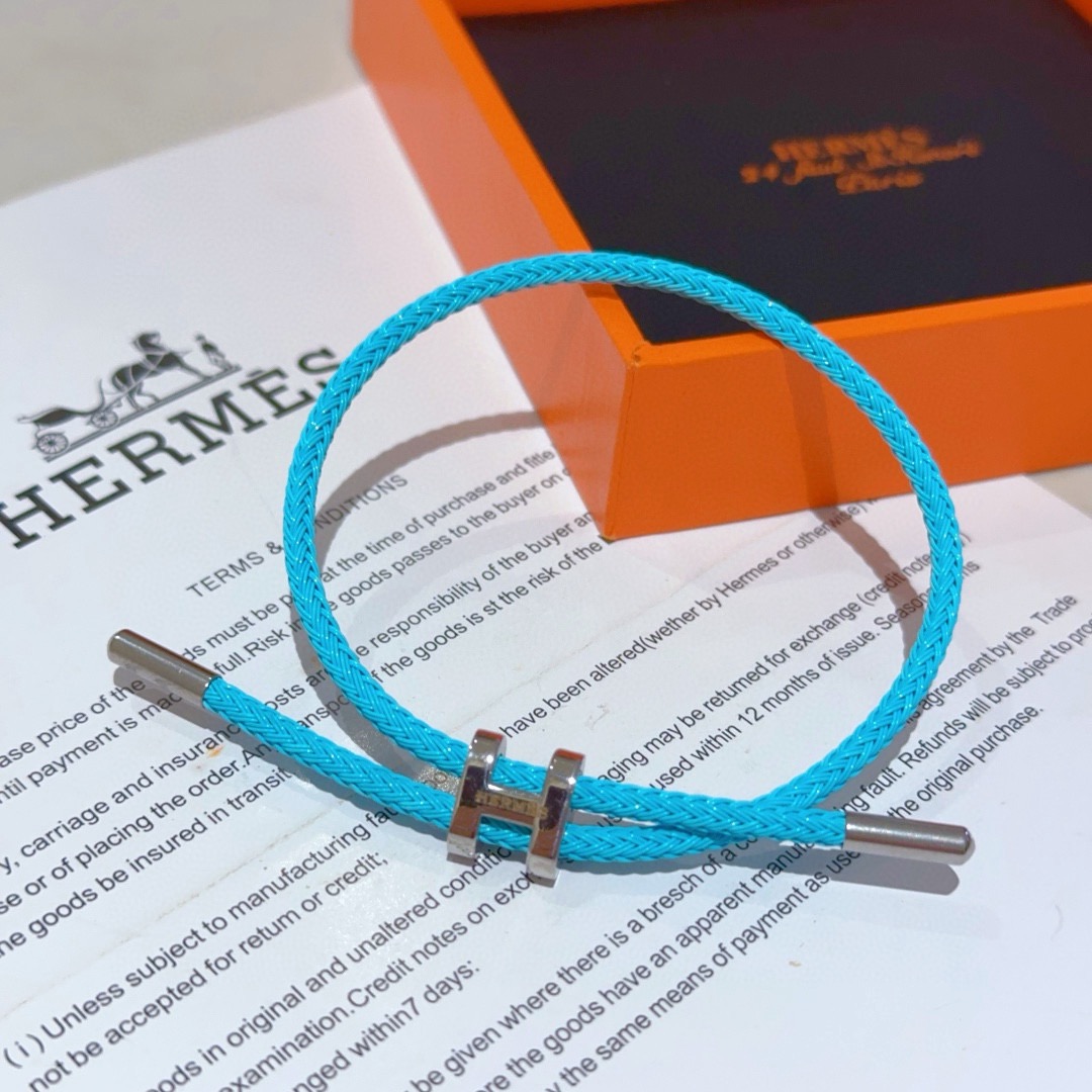 Bracciale Hermes Tournis Tresse cordone intrecciato blu turchese Hardware in metallo color argento placcato palladio nodo scorrevole regolabile adatto a polsi da 15-18 cm