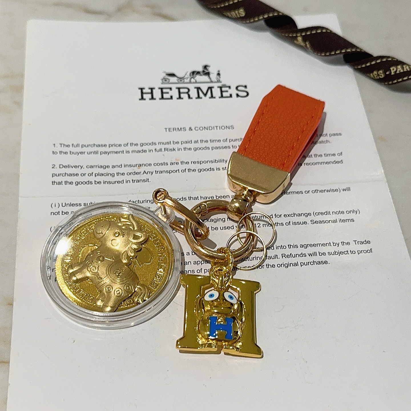 Ciondolo portachiavi Hermes H Logo Medaglione cavallo Medaglione in oro smaltato blu in metallo color oro, lunghezza totale 10 cm