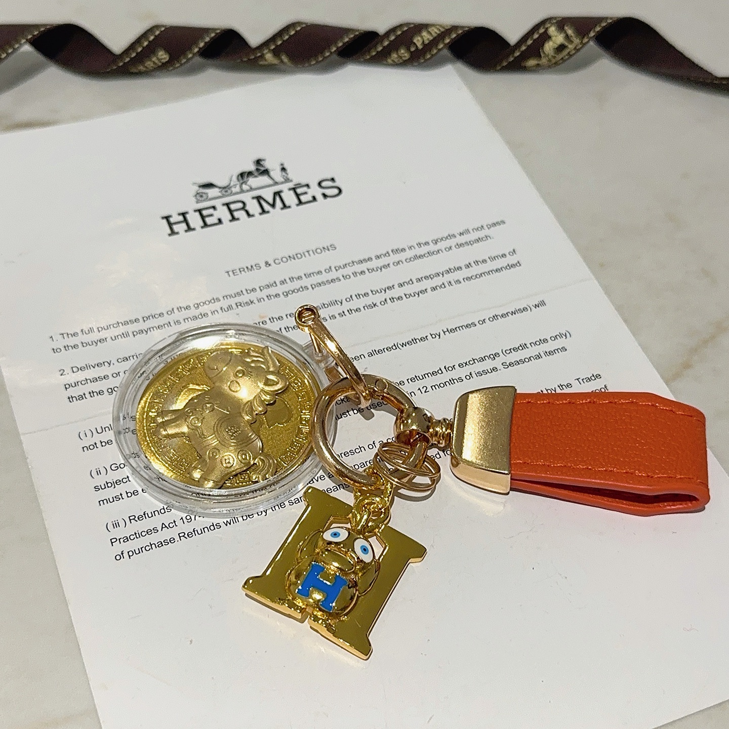 Ciondolo portachiavi Hermes H Logo Medaglione cavallo Medaglione in oro smaltato blu in metallo color oro, lunghezza totale 10 cm