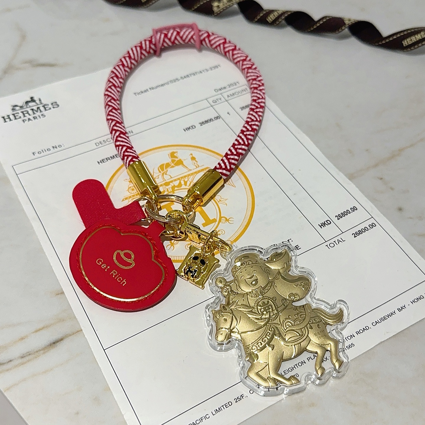 Hermes Get Rich God of Wealth on Horse Key Ciondolo con ciondolo Cordone intrecciato rosso e bianco metallo color oro pelle rossa rivestimento in acrilico trasparente dettagli in lamina d'oro Lunghezza del passante da polso di 18 cm