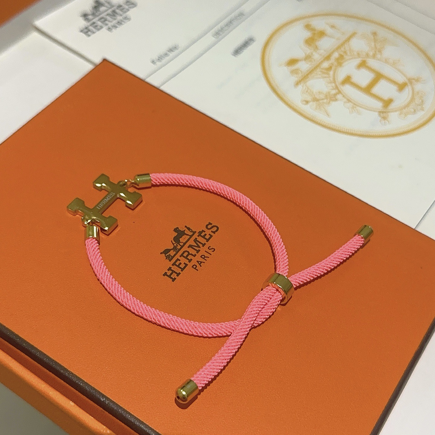 Bracciale Hermes New H in metallo color oro con cordino scorrevole regolabile in metallo color oro, adatto per polsi fino a 19 cm