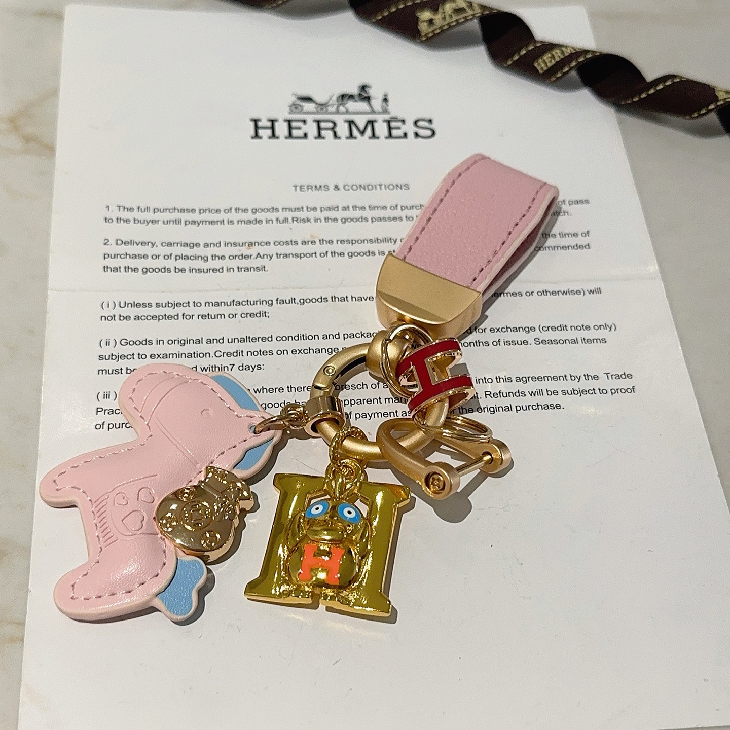 Hermes H Logo Cartoon Horse Charm Chaveiro pingente de metal dourado com couro rosa azul claro vermelho laranja esmalte detalhes 10 cm de comprimento total