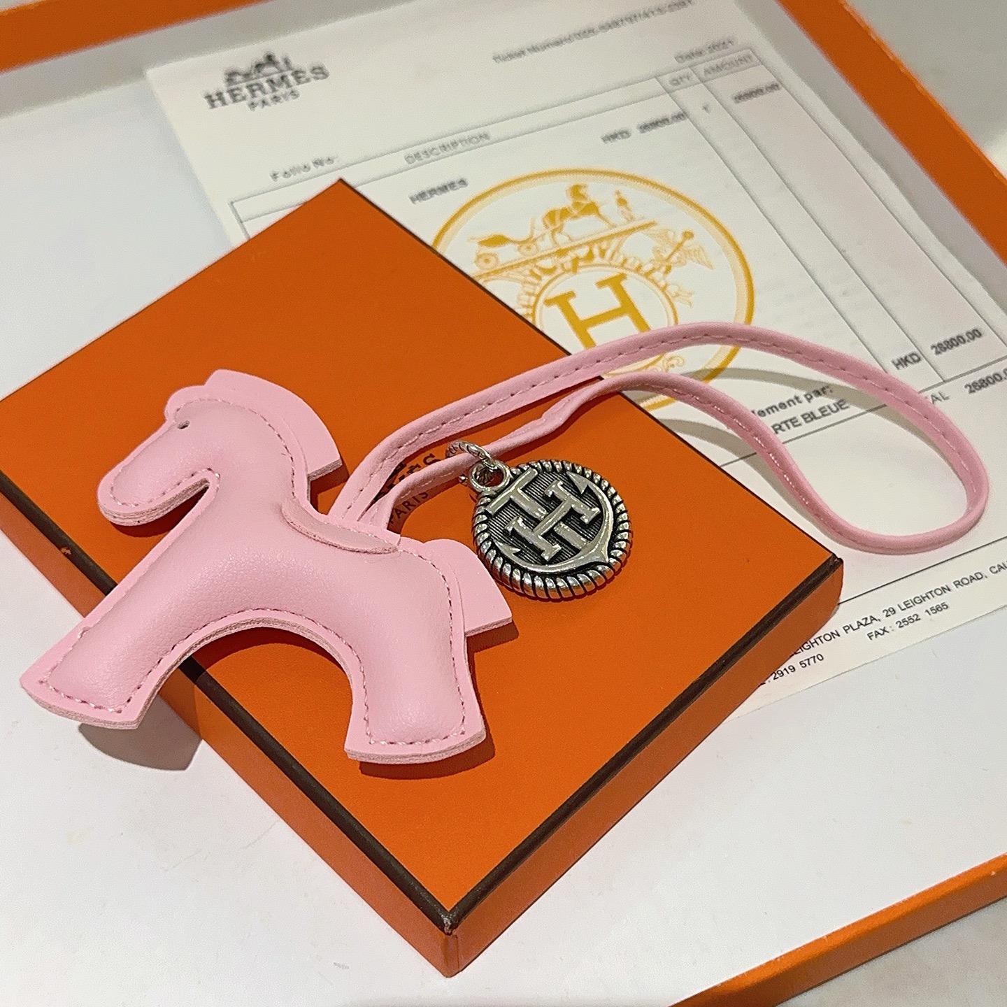 Ciondolo Hermes Rodeo Pegase Horse Bag Charm in pelle rosa Sakura in metallo color argento antico, lunghezza del cinturino di 12 cm