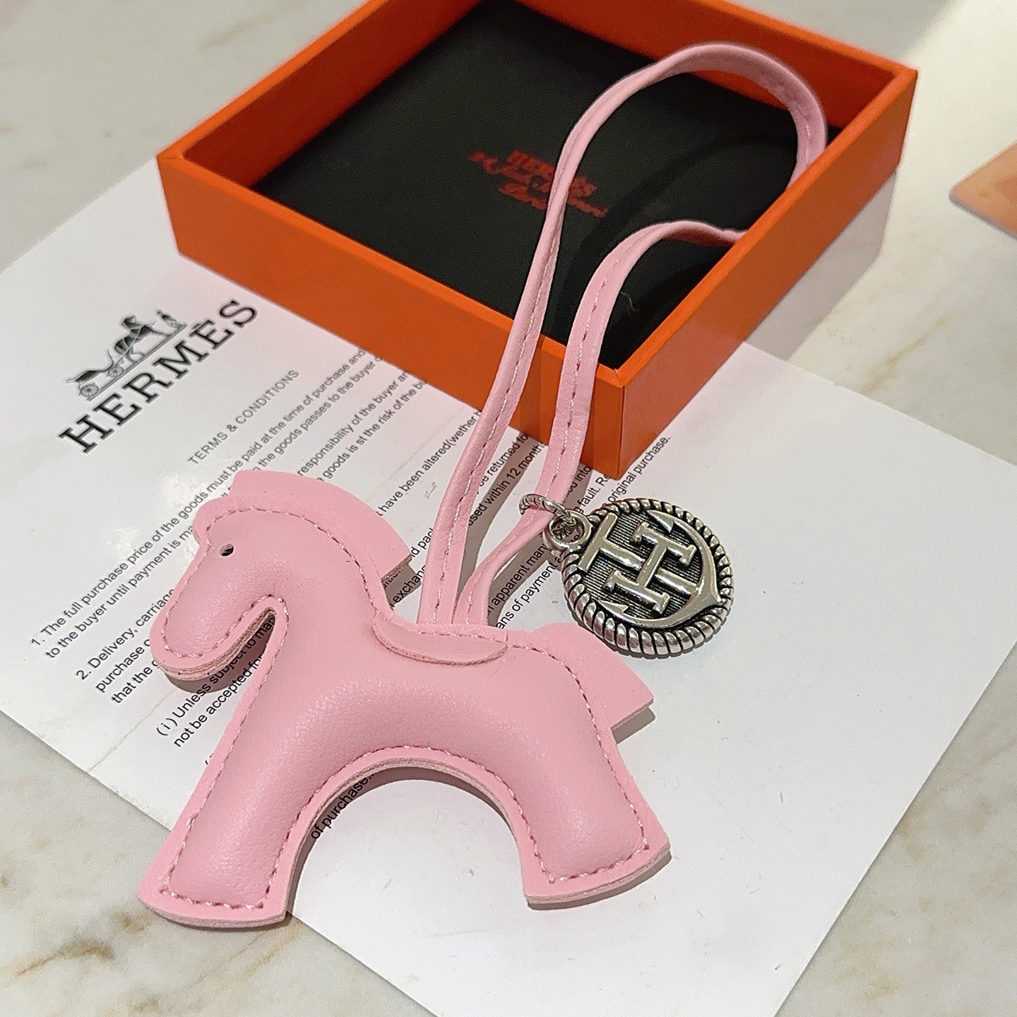 Ciondolo Hermes Rodeo Pegase Horse Bag Charm in pelle rosa Sakura in metallo color argento antico, lunghezza del cinturino di 12 cm