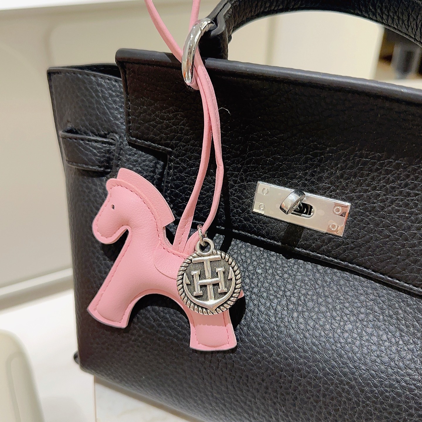 Ciondolo Hermes Rodeo Pegase Horse Bag Charm in pelle rosa Sakura in metallo color argento antico, lunghezza del cinturino di 12 cm