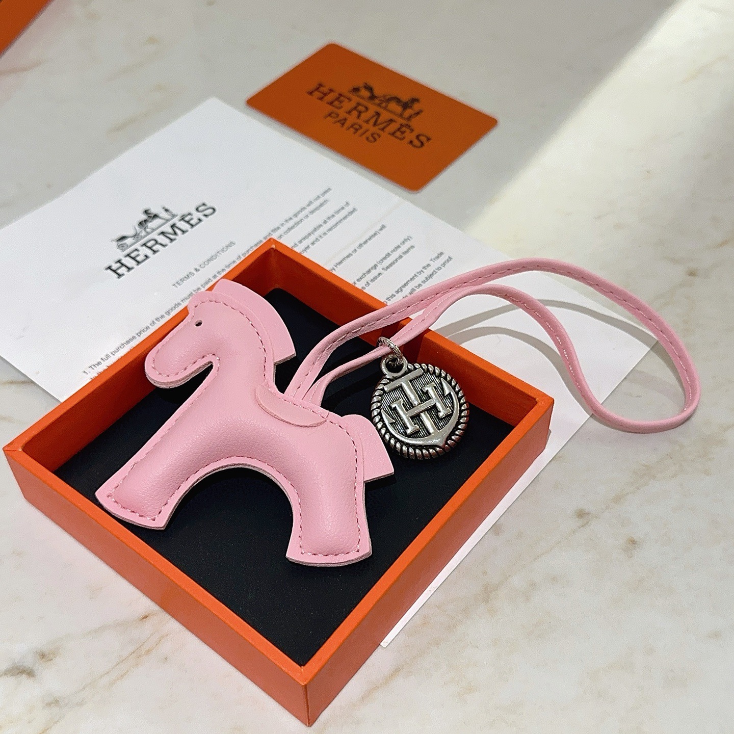 Ciondolo Hermes Rodeo Pegase Horse Bag Charm in pelle rosa Sakura in metallo color argento antico, lunghezza del cinturino di 12 cm