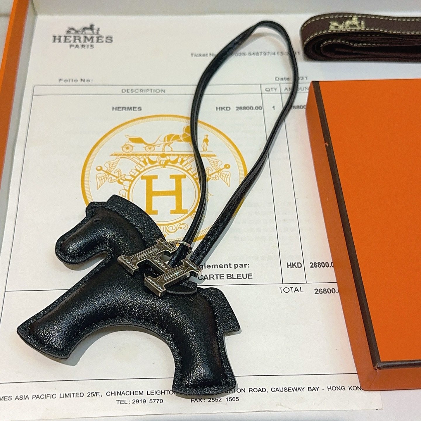 Ciondolo Hermes Rodeo H Charm in pelle nera, metallo color argento con accenti in cristallo trasparente, 80 cm
