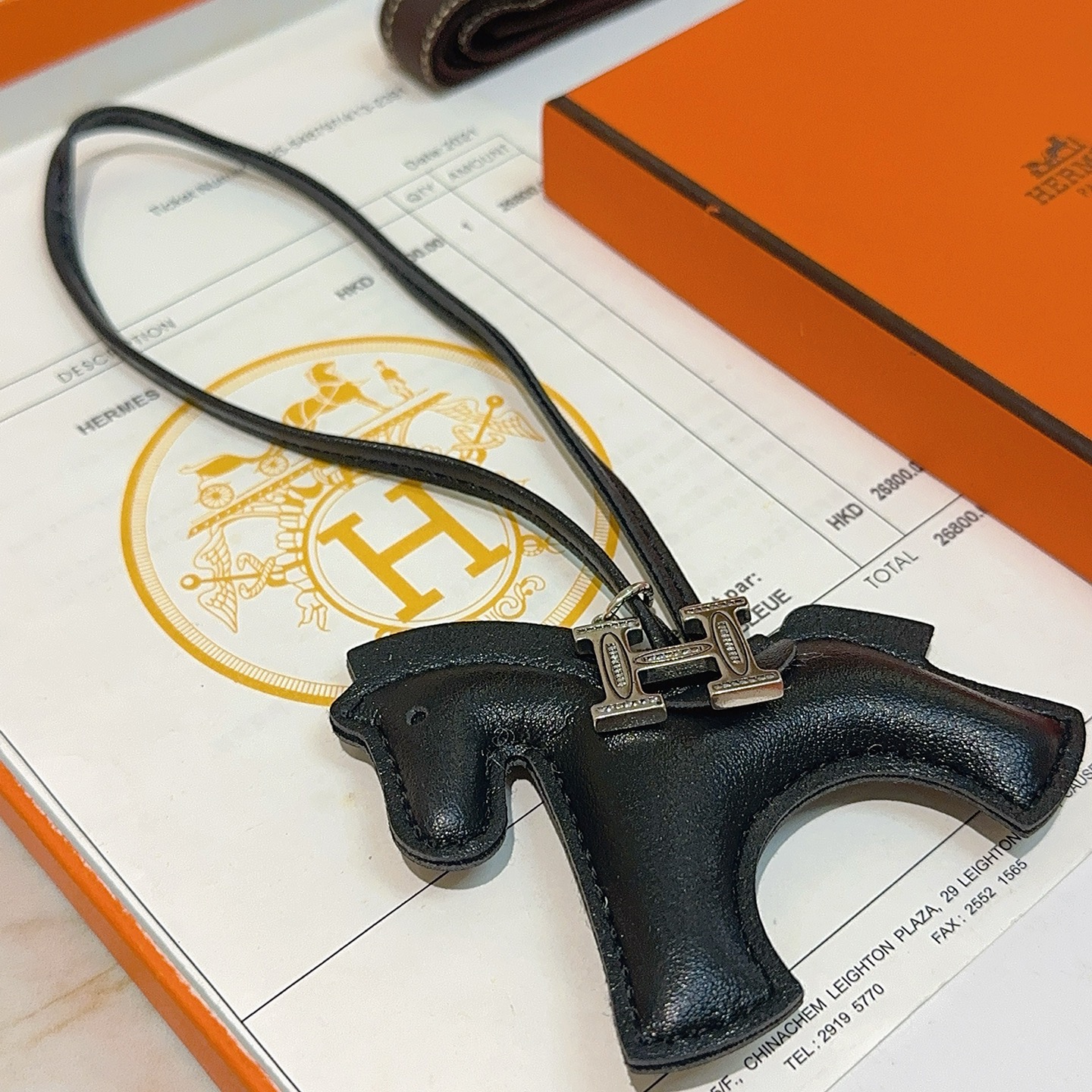 Ciondolo Hermes Rodeo H Charm in pelle nera, metallo color argento con accenti in cristallo trasparente, 80 cm