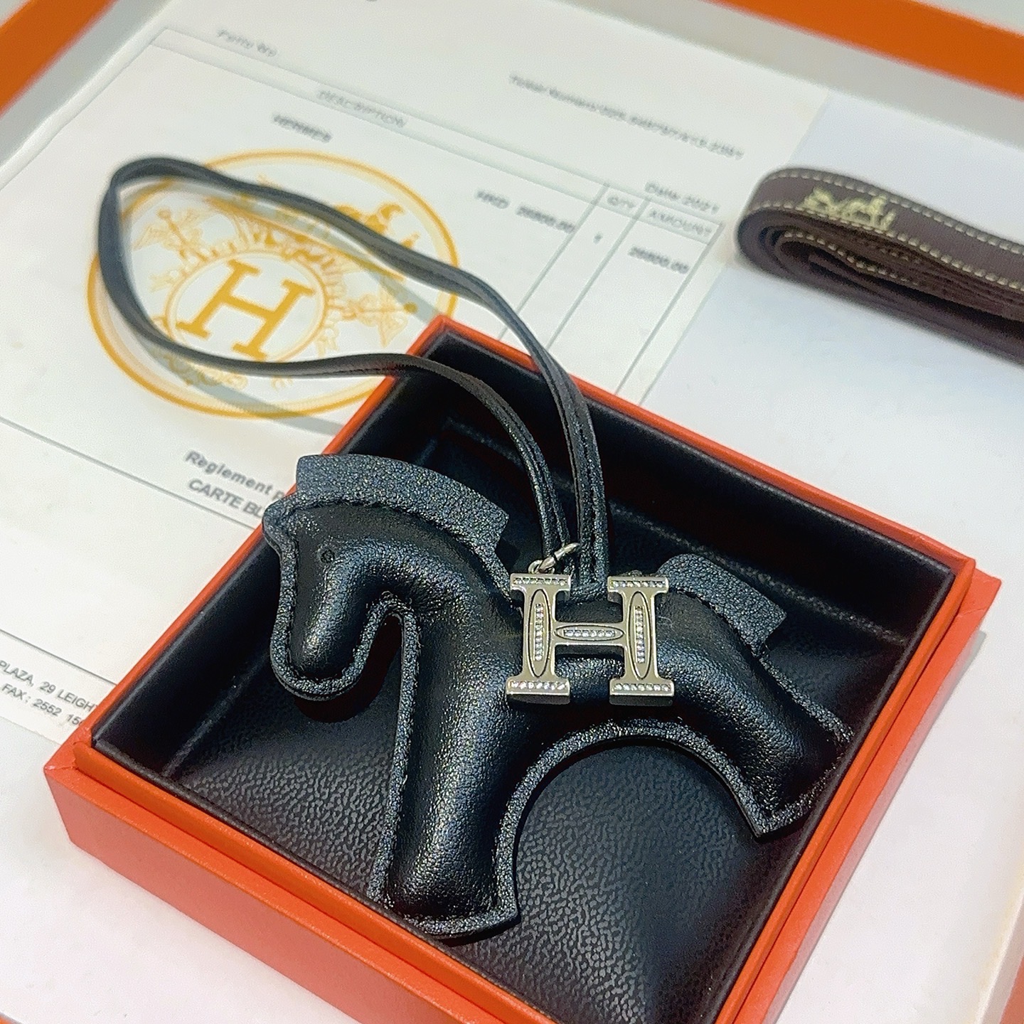 Ciondolo Hermes Rodeo H Charm in pelle nera, metallo color argento con accenti in cristallo trasparente, 80 cm