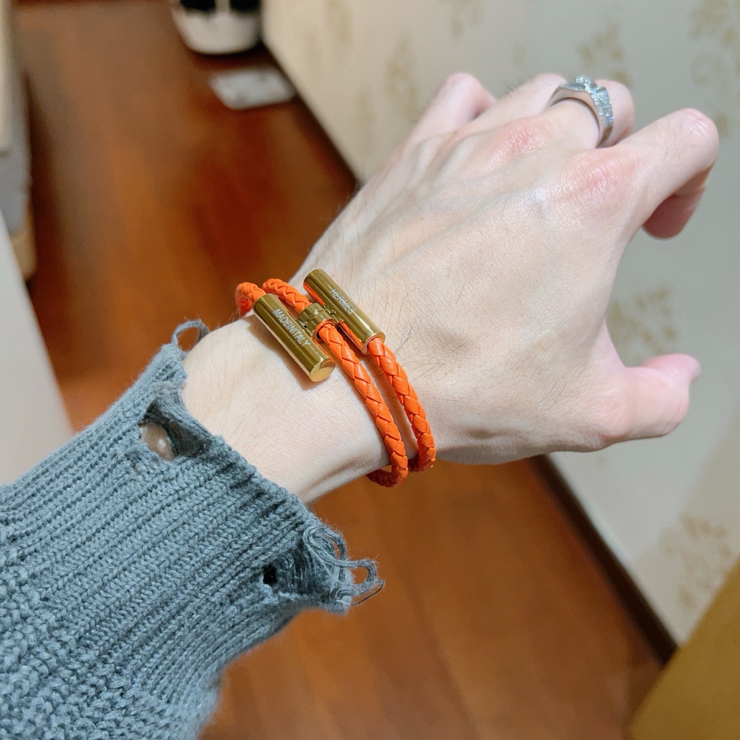 Pulseira Hermes Tournis Tresse Couro trançado laranja com detalhes em metal dourado 19 cm
